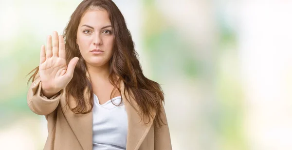 Hermosa Mujer Joven Tamaño Grande Con Abrigo Invierno Sobre Fondo — Foto de Stock