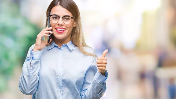 Joven Hermosa Mujer Negocios Hablando Llamando Usando Teléfono Inteligente Sobre — Foto de Stock