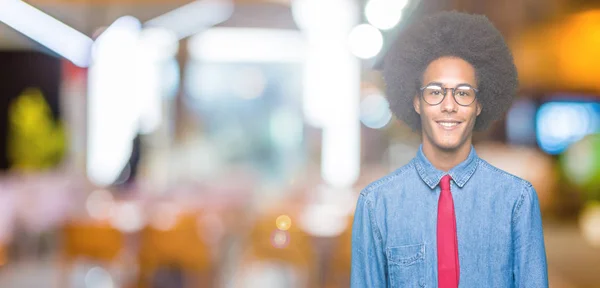 Młody Afroamerykanin Działalności Człowieka Afro Włosów Nosić Okulary Czerwony Krawat — Zdjęcie stockowe
