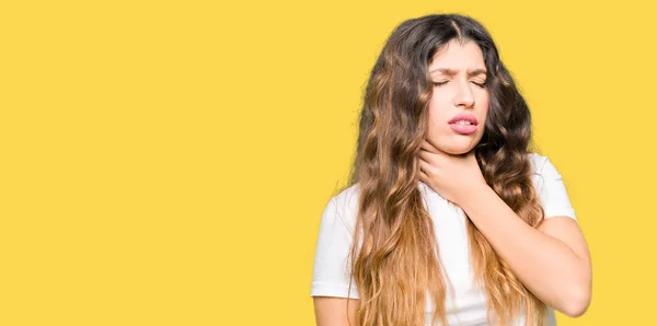 Jovem Mulher Bonita Vestindo Shirt Branca Casual Tocando Pescoço Doloroso — Fotografia de Stock