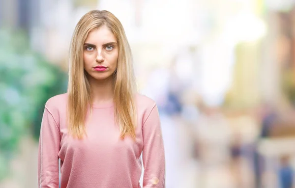 Unga Vackra Blonda Kvinnan Bär Rosa Vinter Tröja Över Isolerade — Stockfoto
