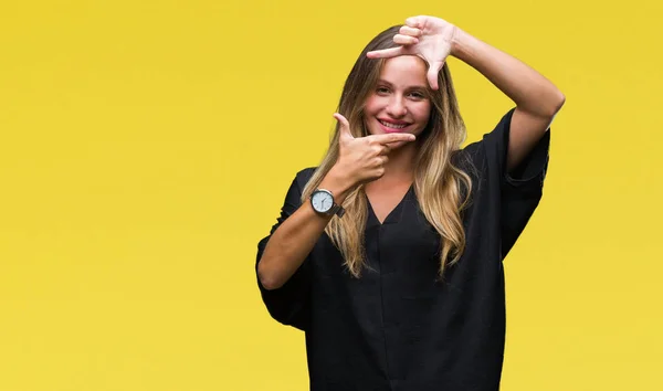 Jovem Bela Mulher Loira Sobre Fundo Isolado Sorrindo Fazendo Quadro — Fotografia de Stock