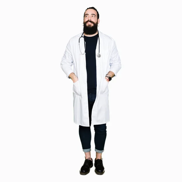 Γιατρός Μακριά Μαλλιά Φορώντας Ιατρική Παλτό Και Στηθοσκόπιο Κοιτάζοντας Μακριά — Φωτογραφία Αρχείου