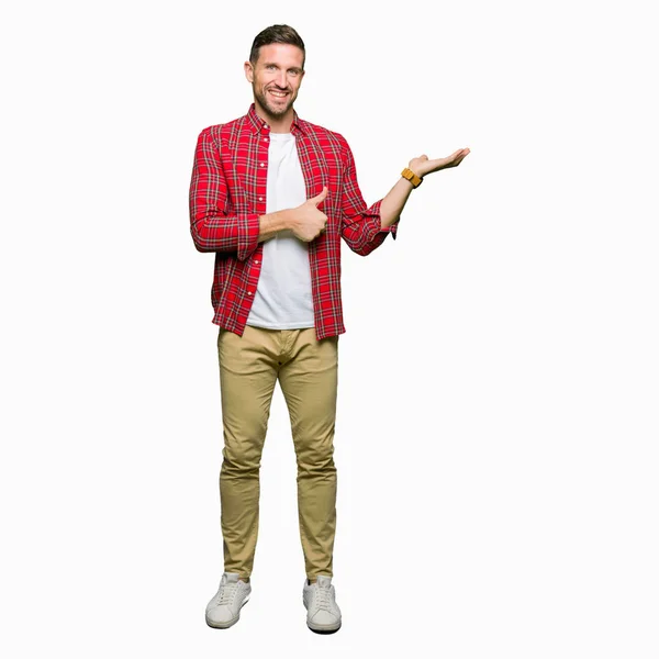 Stilig Man Bär Casual Skjorta Visar Palm Handen Och Gör — Stockfoto