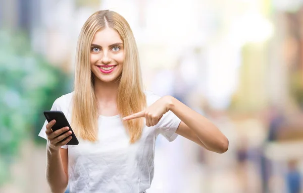 Giovane Bella Donna Bionda Utilizzando Smartphone Sfondo Isolato Con Faccia — Foto Stock