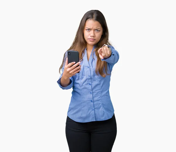 Junge Schöne Brünette Geschäftsfrau Mit Smartphone Über Isolierten Hintergrund Zeigt — Stockfoto