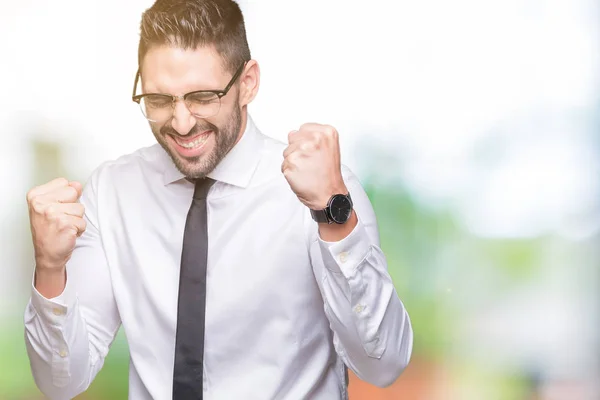 Junger Gutaussehender Geschäftsmann Mit Brille Vor Isoliertem Hintergrund Sehr Glücklich — Stockfoto