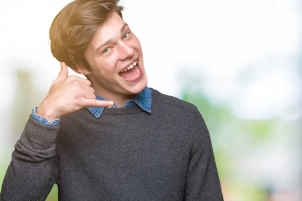 Joven Hombre Elegante Guapo Sobre Fondo Aislado Sonriendo Haciendo Gesto —  Fotos de Stock