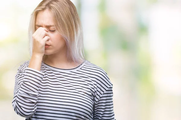 Genç Sarışın kadın izole arka burun ve göz yorgunluğu ve baş ağrısı duygu sürtünme yorgun yüzünden. Stres ve hayal kırıklığı kavramı.