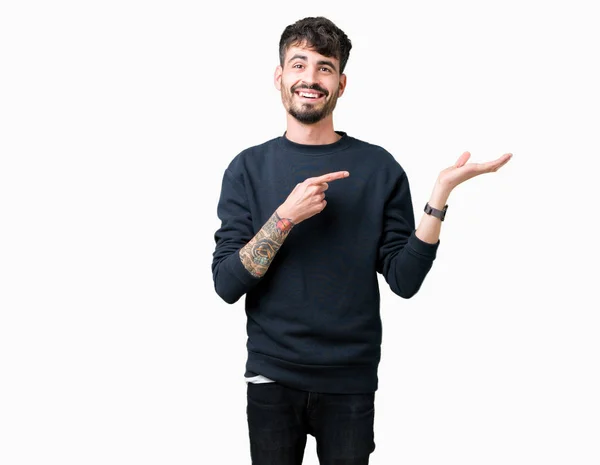 Jovem Homem Bonito Sobre Fundo Isolado Espantado Sorrindo Para Câmera — Fotografia de Stock