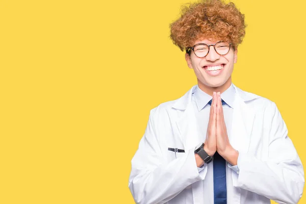 Joven Científico Guapo Con Gafas Rezando Con Las Manos Juntas —  Fotos de Stock