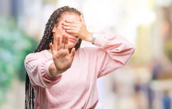 Joven Chica Afroamericana Trenzada Pelo Usando Suéter Sobre Fondo Aislado —  Fotos de Stock