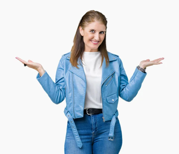 美丽的中年成熟的女人穿着时尚皮夹克在孤立的背景微笑显示双手张开手掌 呈现和广告比较和平衡 — 图库照片