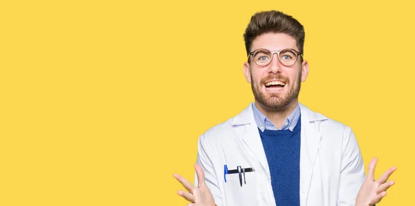 Der Junge Gut Aussehende Wissenschaftler Mit Brille Feiert Verrückt Und — Stockfoto