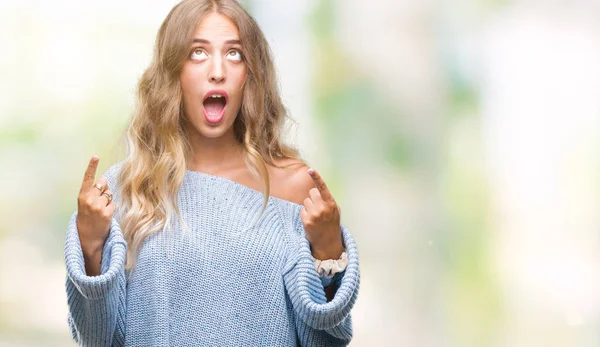 Schöne Junge Blonde Frau Trägt Winterpullover Über Isoliertem Hintergrund Erstaunt — Stockfoto