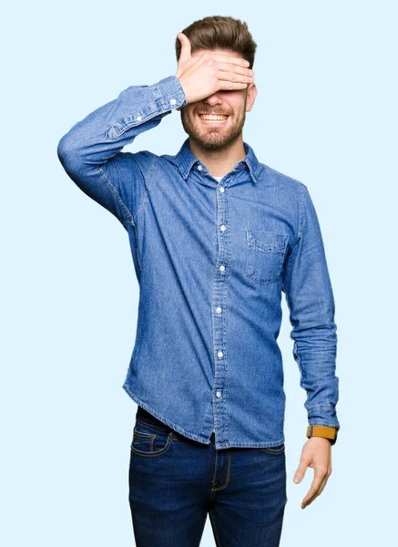 Giovane Bell Uomo Biondo Che Indossa Una Camicia Casual Denim — Foto Stock