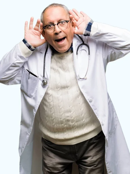 Przystojny Doktor Starszy Człowiek Sobie Medycznych Płaszcz Starając Się Usłyszeć — Zdjęcie stockowe