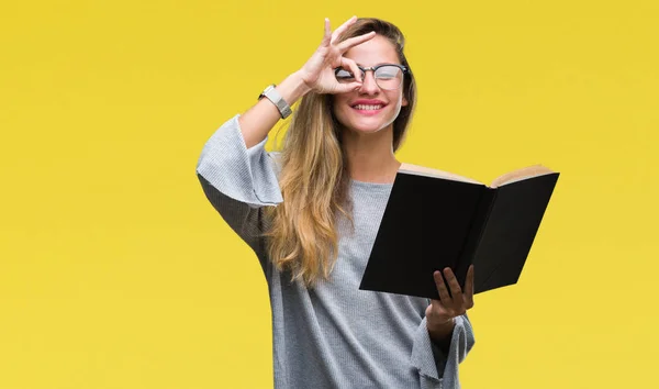 Mladá Krásná Blondýnka Čtení Knihy Izolované Pozadí Šťastný Obličej Úsměvem — Stock fotografie