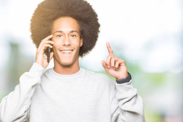 Jonge Afro Amerikaanse Man Met Afro Haar Praten Smartphone Verrast — Stockfoto