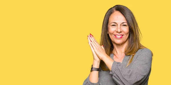 Güzel Orta Yaş Kadını Clapping Mutlu Neşeli Gururlu Gülümseyen Eller — Stok fotoğraf