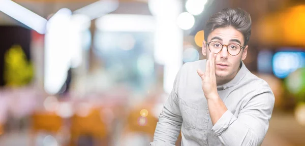 Joven Hombre Guapo Con Gafas Sobre Fondo Aislado Mano Boca —  Fotos de Stock