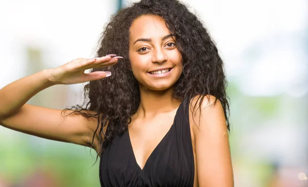 Joven Chica Hermosa Con Pelo Rizado Con Falda Moda Gesto —  Fotos de Stock