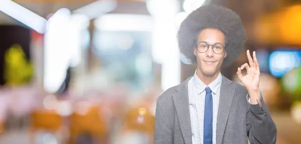 아프로 손가락으로 사인을 긍정적인 미소를 아프리카계 미국인 비즈니스 성공적인 — 스톡 사진