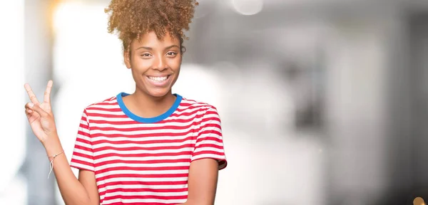 Hermosa Joven Afroamericana Sobre Fondo Aislado Sonriendo Con Cara Feliz — Foto de Stock