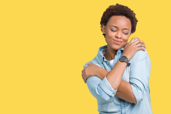 Young Beautiful African American Woman Isolated Background Hugging Oneself Happy — Stock Photo, Image