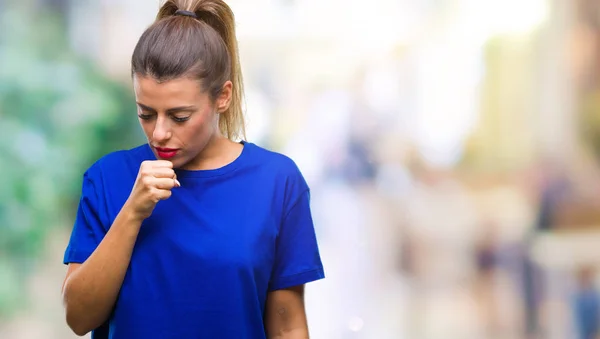 Mujer Hermosa Joven Que Usa Una Camiseta Azul Casual Sobre — Foto de Stock