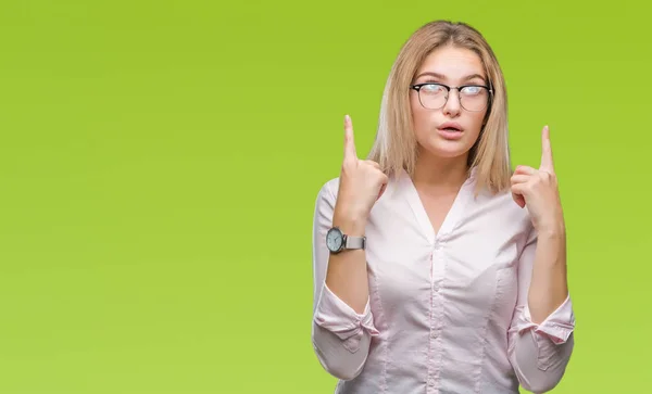 Joven Mujer Negocios Caucásica Con Gafas Sobre Fondo Aislado Asombrada —  Fotos de Stock