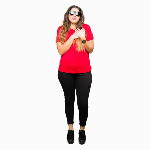 Młoda Piękna Kobieta Sobie Czerwony Shirt Okulary Przeciwsłoneczne Uśmiechając Się — Zdjęcie stockowe