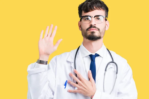 若い医者孤立した背景に病院のコートを着た男の胸とオープンの手のひら 忠誠の宣誓で手宣誓 — ストック写真