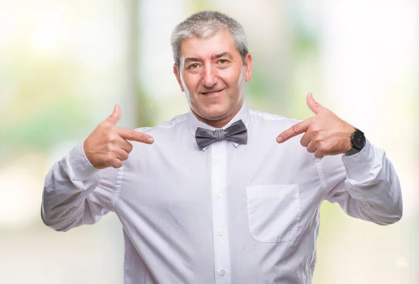 Bello Uomo Anziano Che Indossa Papillon Sfondo Isolato Guardando Fiducioso — Foto Stock