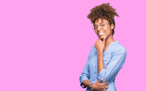 Vackra Unga Afroamerikanska Affärskvinna Över Isolerade Bakgrund Ser Självsäker Kameran — Stockfoto