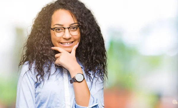 Joven Chica Negocios Hermosa Con Pelo Rizado Con Gafas Mirando — Foto de Stock