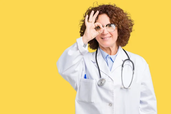 Médico Senior Mediana Edad Mujer Sobre Fondo Aislado Haciendo Buen —  Fotos de Stock