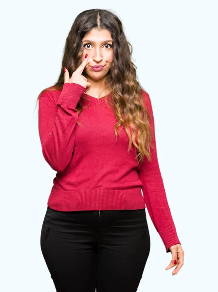 Młoda Piękna Kobieta Sobie Czerwony Sweter Wskazując Oko Oglądania Ciebie — Zdjęcie stockowe