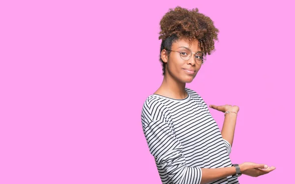 Linda Jovem Afro Americana Vestindo Óculos Sobre Fundo Isolado Convidando — Fotografia de Stock