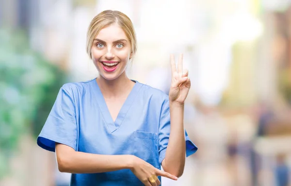 Joven Hermosa Doctora Rubia Cirujana Enfermera Sobre Fondo Aislado Sonriendo — Foto de Stock