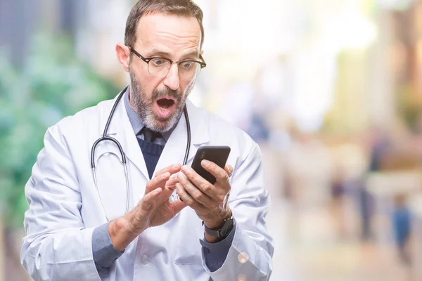 Medelåldern Senior Hoary Doktor Mannen Textning Med Smartphone Isolerade Bakgrund — Stockfoto