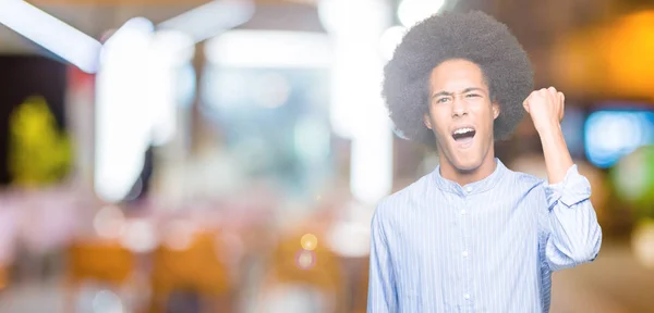 Νεαρός Αφρικανική Αμερικανική Άνθρωπος Αφρο Μαλλιά Θυμώσει Και Εξοργιστεί Αύξηση — Φωτογραφία Αρχείου