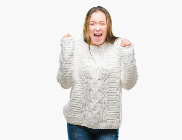 年轻美丽的白人妇女穿着冬季毛衣在孤立的背景兴奋的成功与武器举起庆祝胜利微笑 获奖者概念 — 图库照片
