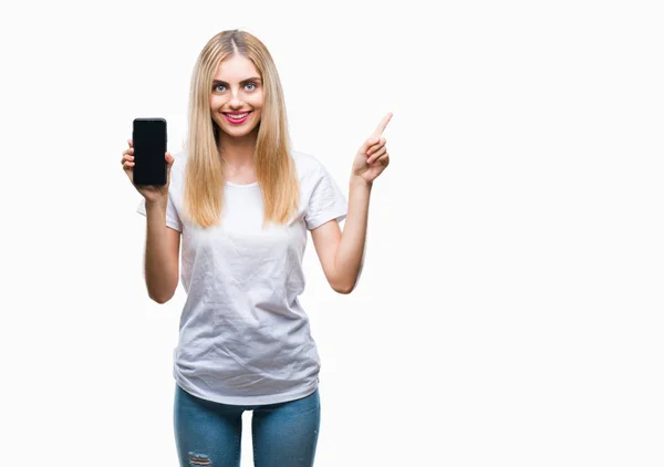 Jonge Mooie Blonde Vrouw Toont Smartphone Geïsoleerde Achtergrond Erg Blij — Stockfoto
