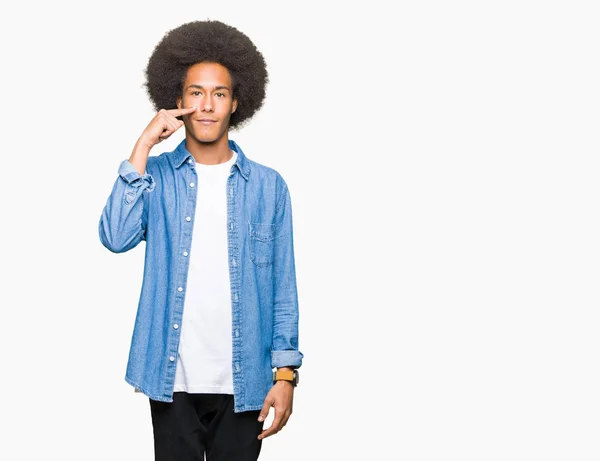 Joven Hombre Afroamericano Con Pelo Afro Señalando Con Mano Dedo — Foto de Stock