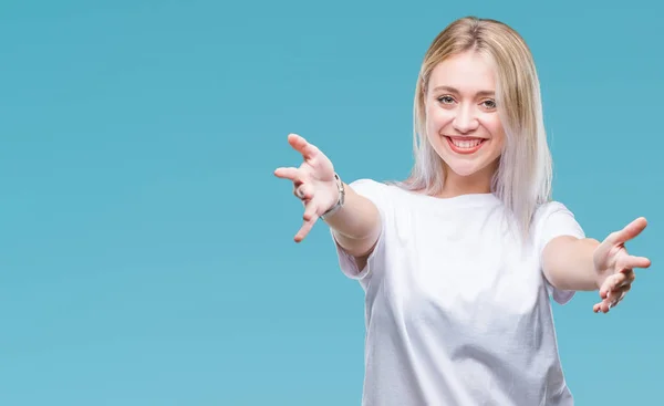 Młoda Blond Kobieta Białym Tle Patrząc Kamery Uśmiechając Się Otwartymi — Zdjęcie stockowe