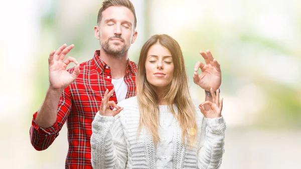 Pareja Joven Enamorada Vistiendo Suéter Invierno Sobre Fondo Aislado Relajarse —  Fotos de Stock