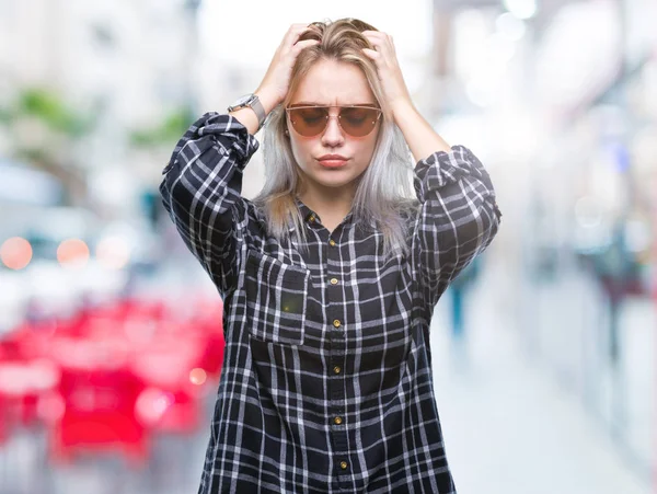 Unga Blonda Kvinnan Bär Solglasögon Över Isolerade Bakgrund Lider Huvudvärk — Stockfoto