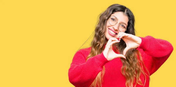 Joven Hermosa Mujer Con Gafas Rojas Sonriendo Amor Mostrando Símbolo — Foto de Stock