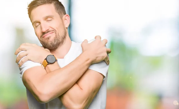 Hombre Guapo Con Camiseta Blanca Casual Abrazándose Feliz Positivo Sonriendo — Foto de Stock